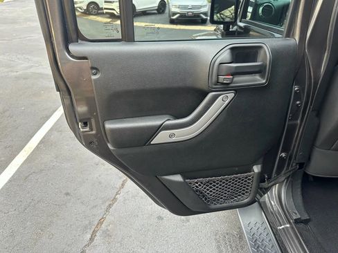 Used 2017 Jeep Wrangler Unlimited Sahara w/ Connectivity Group AWD/4WD image 18