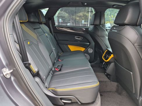 Certified 2025 Bentley Bentayga AWD/4WD image 22