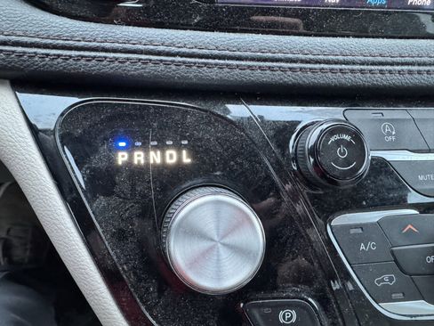 Used 2020 Chrysler Pacifica Limited image 25