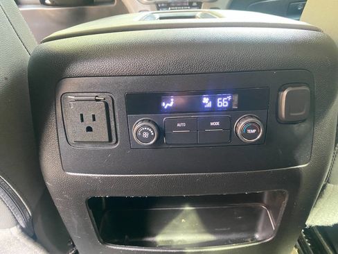 Used 2018 Chevrolet Suburban LT image 45