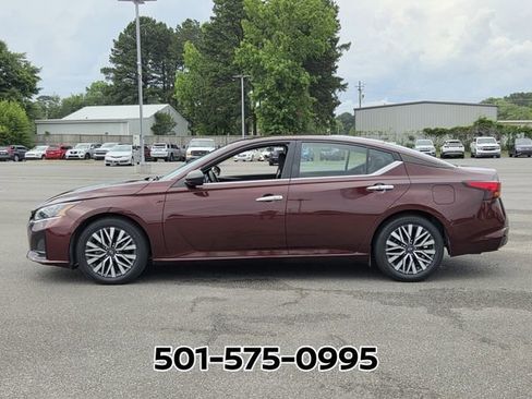 Used 2024 Nissan Altima 2.5 SV FWD image 2