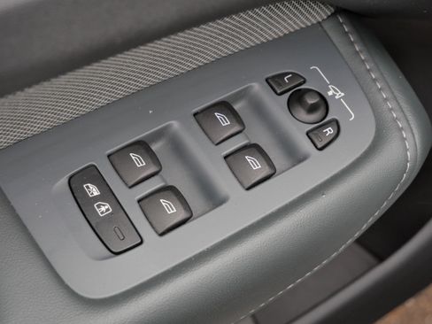 Used 2022 Volvo XC60 B6 R-Design w/ Advanced Package image 19