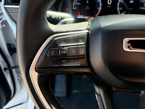 Used 2024 Jeep Grand Cherokee L Laredo image 9