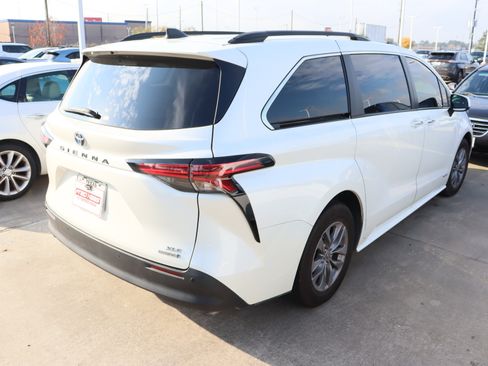 Used 2021 Toyota Sienna XLE image 10