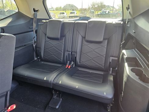 Used 2025 Volkswagen Atlas SE image 17