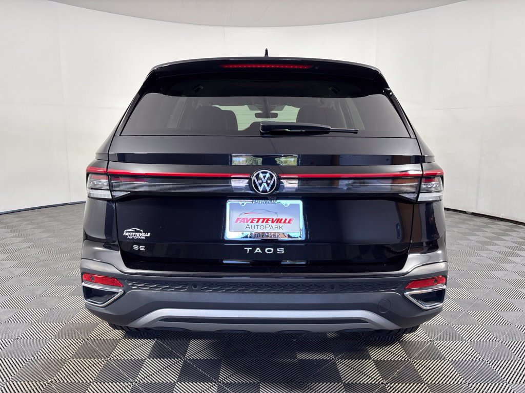 Used 2025 Volkswagen Taos SE FWD image 13