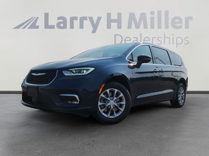 New 2025 Chrysler Pacifica Select