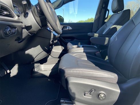 New 2026 Chrysler Pacifica Select image 13