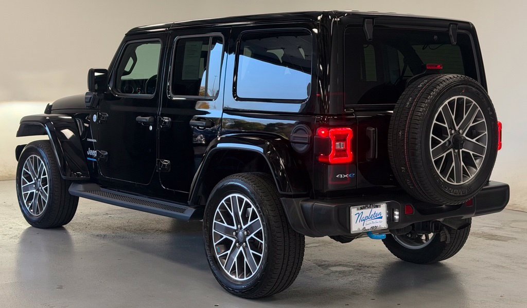 Used 2023 Jeep Wrangler Unlimited Sahara w/ Cold Weather Group AWD/4WD image 4