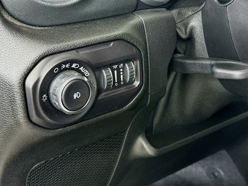 Used 2018 Jeep Wrangler Unlimited Sahara AWD/4WD image 10