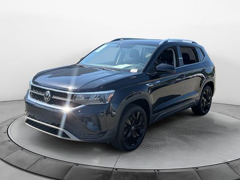 Used 2022 Volkswagen Taos SE FWD image 3