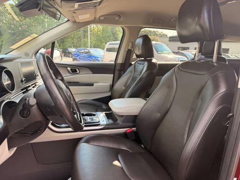 Certified 2023 Kia Carnival LX FWD image 11