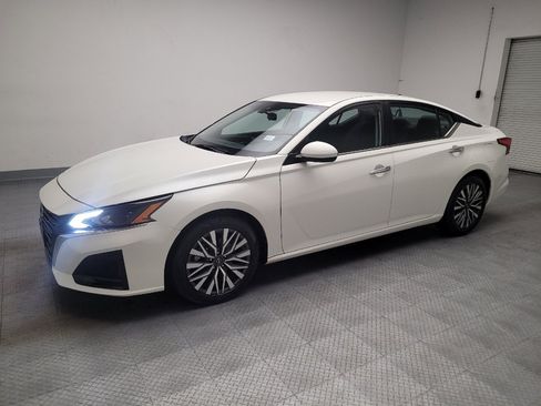 Used 2023 Nissan Altima 2.5 SV FWD image 2