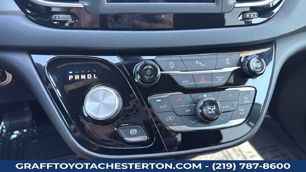 Used 2019 Chrysler Pacifica Touring Plus w/ S Appearance Package FWD image 17