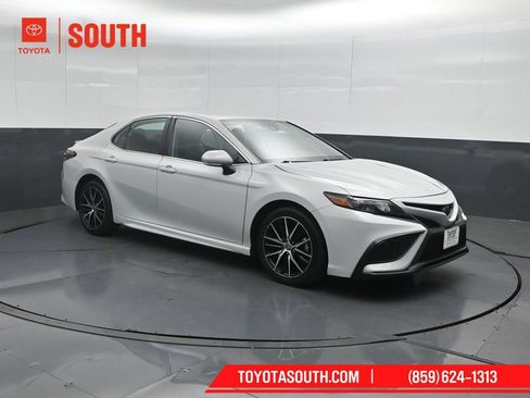 Used 2024 Toyota Camry SE FWD image 4