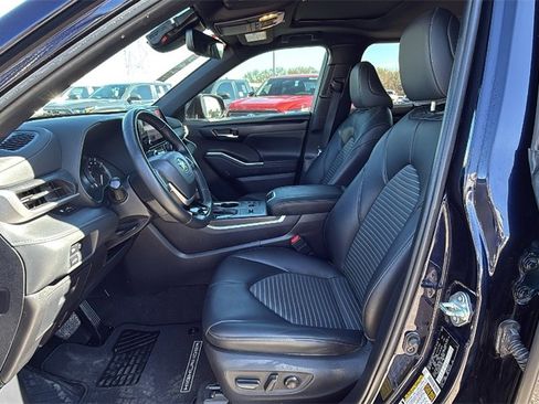 Used 2024 Toyota Highlander XSE image 11