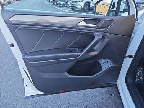 Used 2022 Volkswagen Tiguan SE w/ Panoramic Sunroof Package image 13