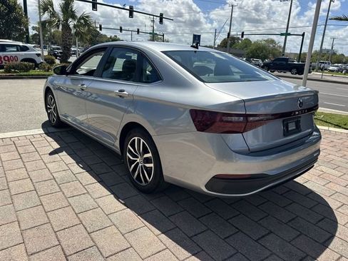 Used 2025 Volkswagen Jetta SE FWD image 8