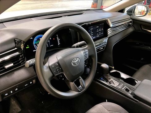 Used 2025 Toyota Camry LE image 8