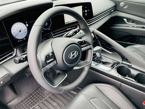 Used 2025 Hyundai Elantra Limited FWD image 8