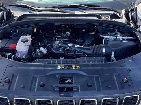 Used 2023 Jeep Grand Cherokee Laredo AWD/4WD image 9