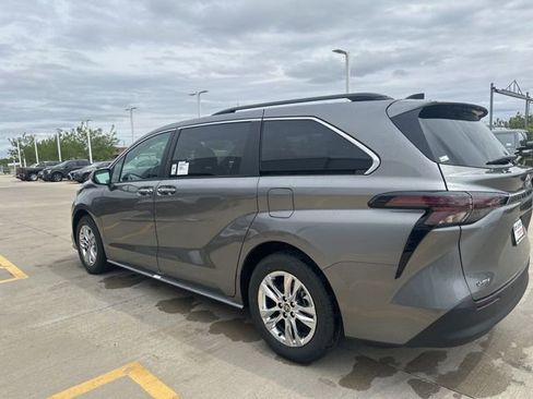 New 2026 Toyota Sienna XLE FWD image 4