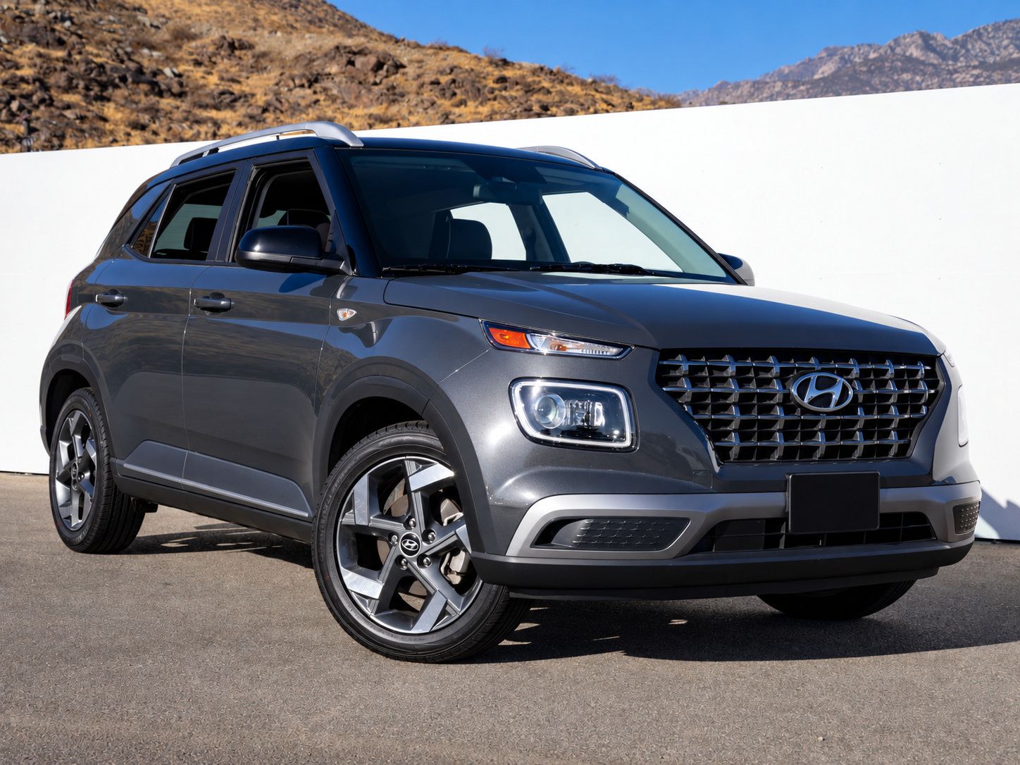 Used 2024 Hyundai Venue Limited FWD image 2