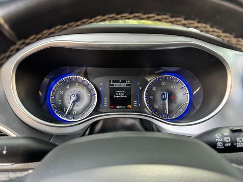 Used 2018 Chrysler Pacifica Touring Plus w/ S Appearance Package FWD image 17