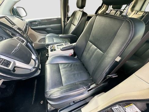 Used 2015 Chrysler Town & Country Touring w/ Driver Convenience Group image 22