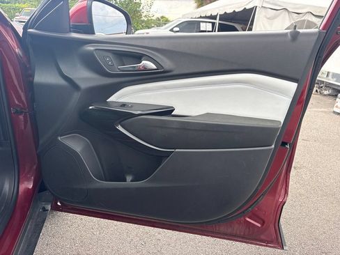 Used 2025 Chevrolet Trax LT FWD image 19