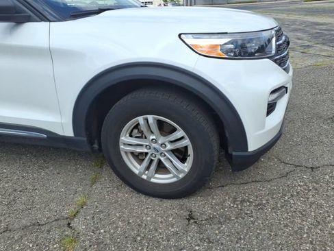 Used 2023 Ford Explorer XLT w/ Equipment Group 202A AWD/4WD image 4
