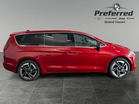 Used 2027 Chrysler Pacifica Limited FWD image 9