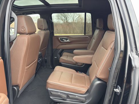 Used 2023 Chevrolet Suburban High Country image 38