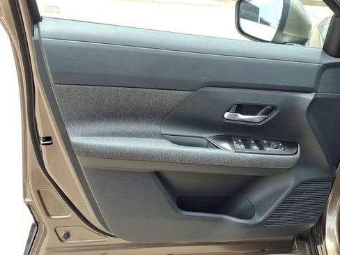 Used 2025 Nissan Kicks SV FWD image 9