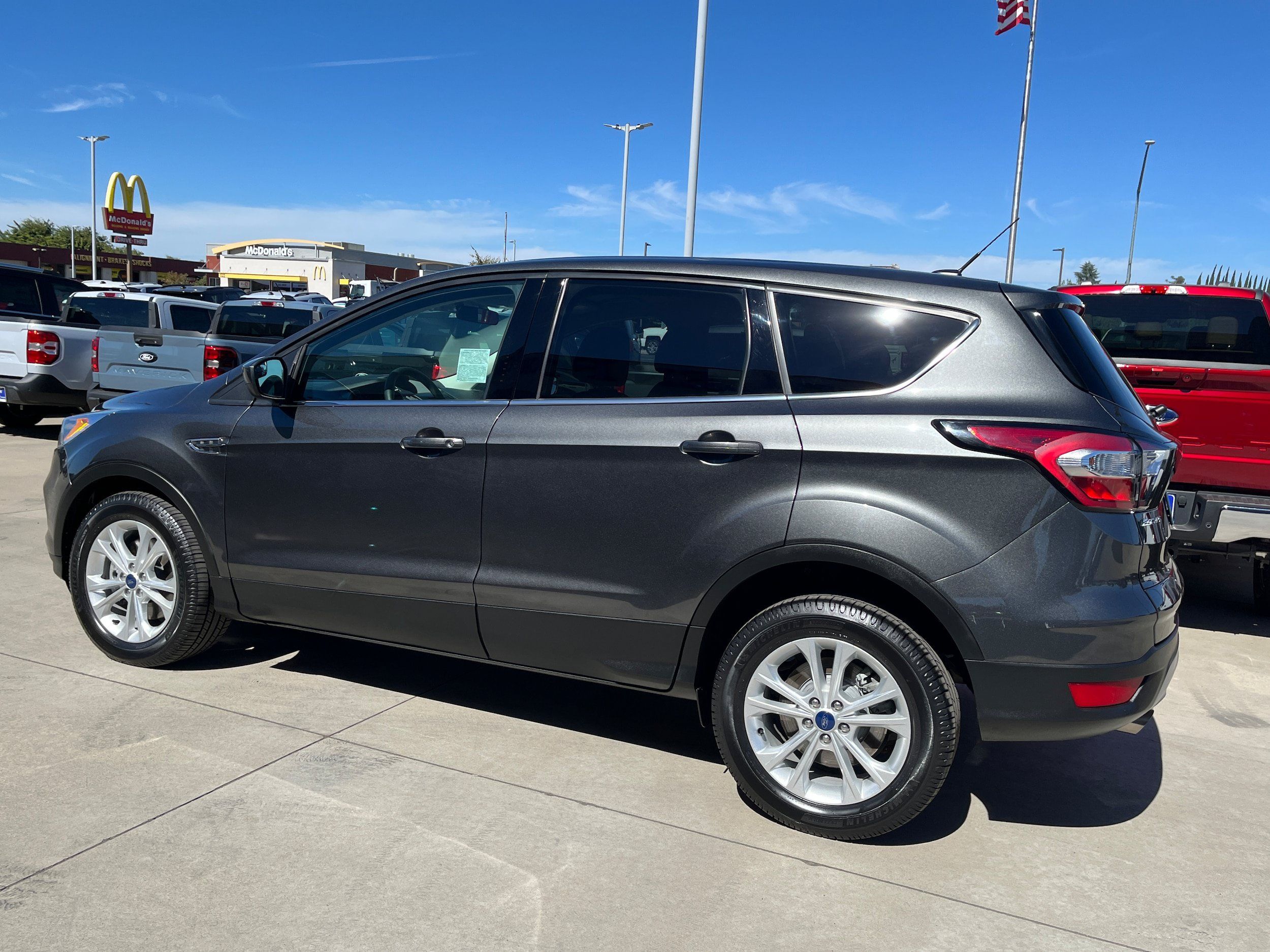 Used 2017 Ford Escape SE FWD image 3