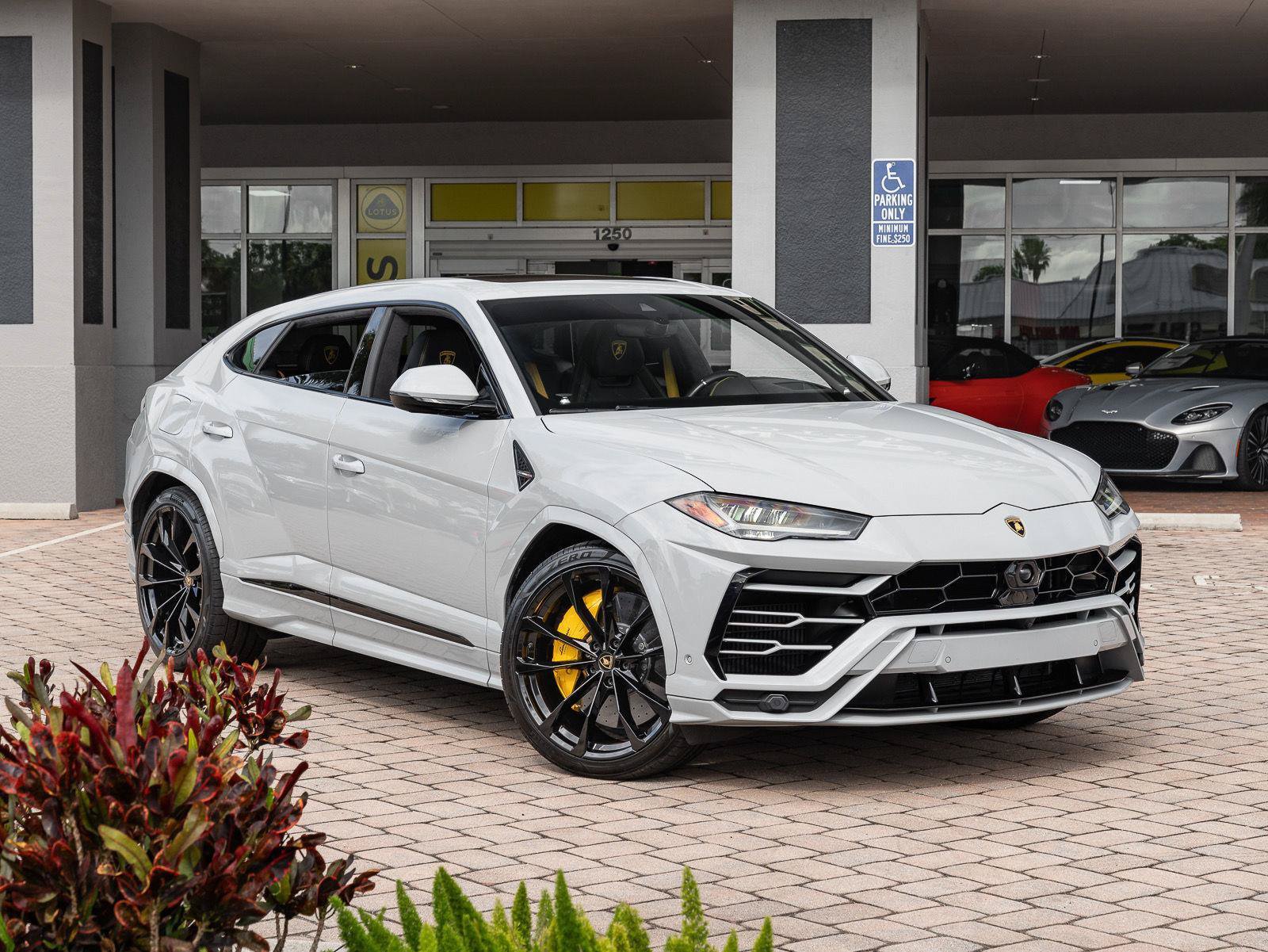 Used 2022 Lamborghini Urus AWD/4WD image 3
