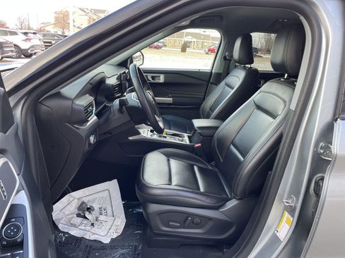 Used 2022 Ford Explorer XLT w/ Equipment Group 202A image 8