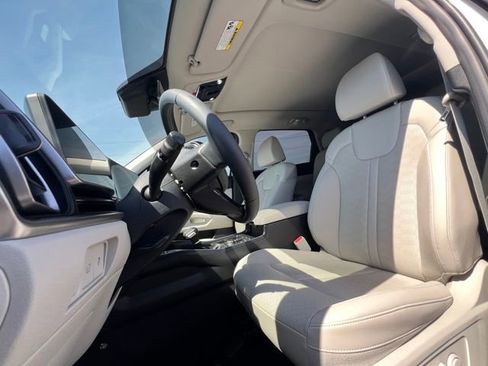 Certified 2025 Kia Sorento EX w/ Panoramic Sunroof Package AWD/4WD image 18