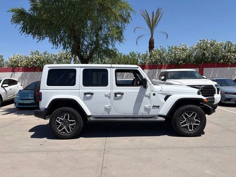 Used 2025 Jeep Wrangler Unlimited Sahara AWD/4WD image 2