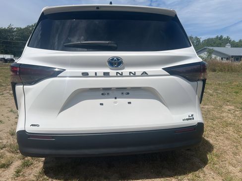 Used 2024 Toyota Sienna LE image 6