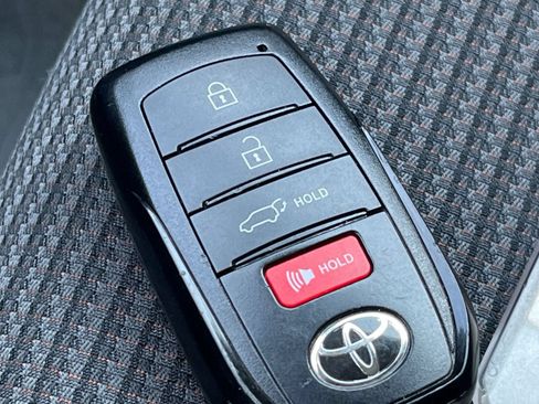 Used 2025 Toyota Highlander LE FWD image 28