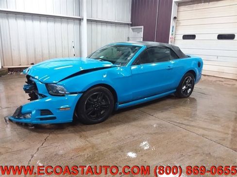 Used 2013 Ford Mustang Convertible image 3