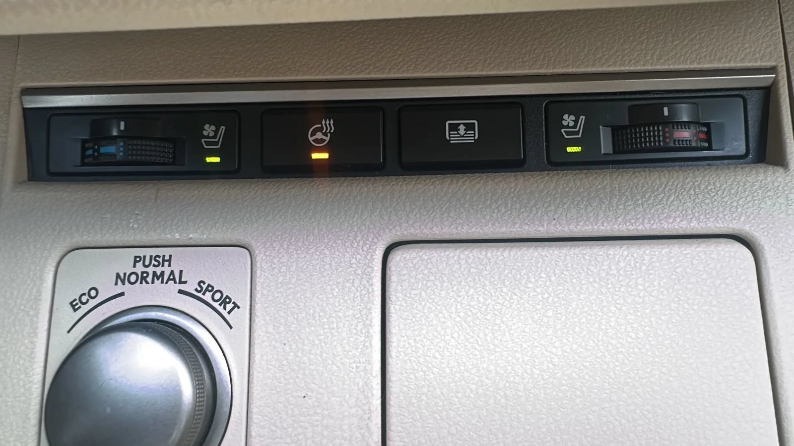 Used 2013 Lexus ES 300h w/ Luxury Pkg FWD image 21