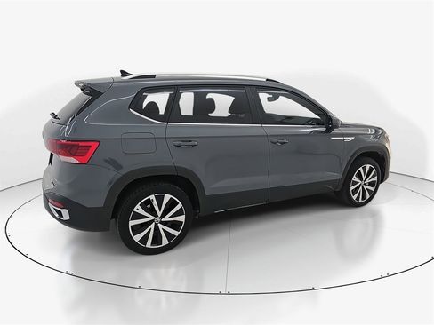 Used 2024 Volkswagen Taos SE image 6