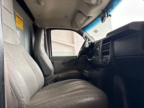 Used 2018 Chevrolet Express 2500 w/ Driver Convenience Package RWD image 15