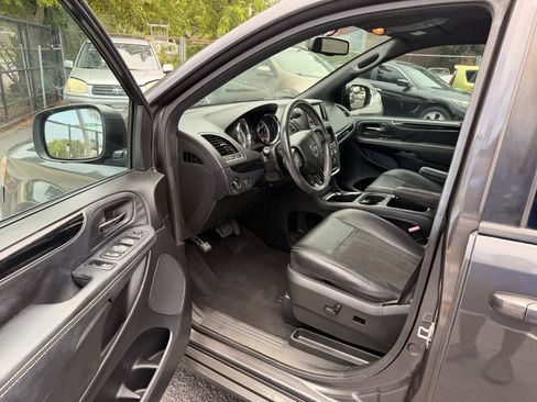 Used 2018 Dodge Grand Caravan SXT w/ Blacktop Package FWD image 9