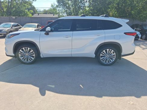 Used 2023 Toyota Highlander Platinum FWD image 3