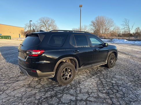 Used 2025 Honda Pilot TrailSport image 3