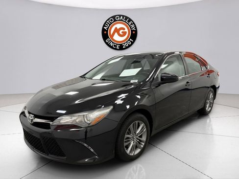 Used 2017 Toyota Camry SE image 3