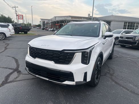 Used 2024 Kia Sorento S image 2